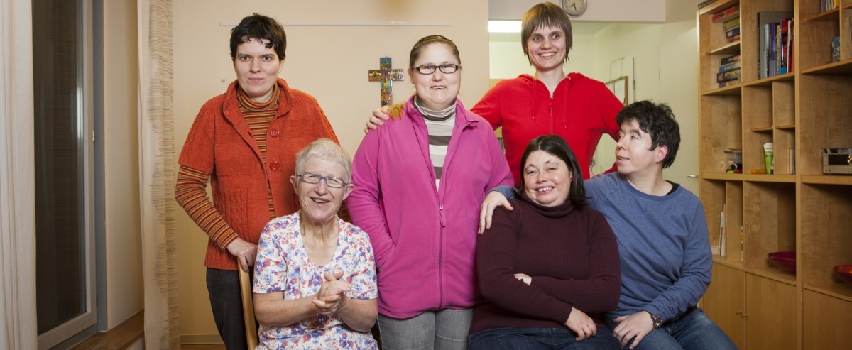Gruppenfoto aller Bewohnerinnen
(oben v.l.n.r.: Delia, Gabi, Bernadette; unten v.r.n.l.: Doris, Sarah, Annemarie)